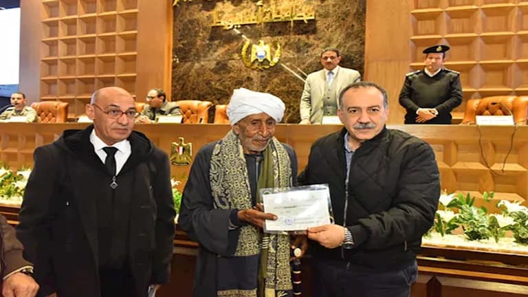 قصة ملهمة: عم فرحان يحصل على شهادة محو الأمية في سن الـ91