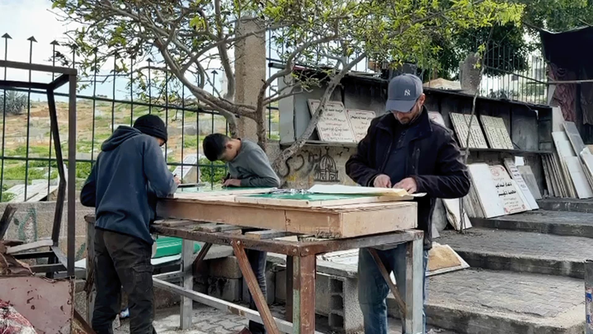 فنانو غزة يحولون الرخام إلى ذاكرة خالدة للشهداء الأبرار