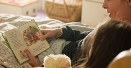 القراءة الجهرية في البيوت السعودية: تراثٌ يتراجع وواجبٌ وطنيٌّ يستدعي العودة